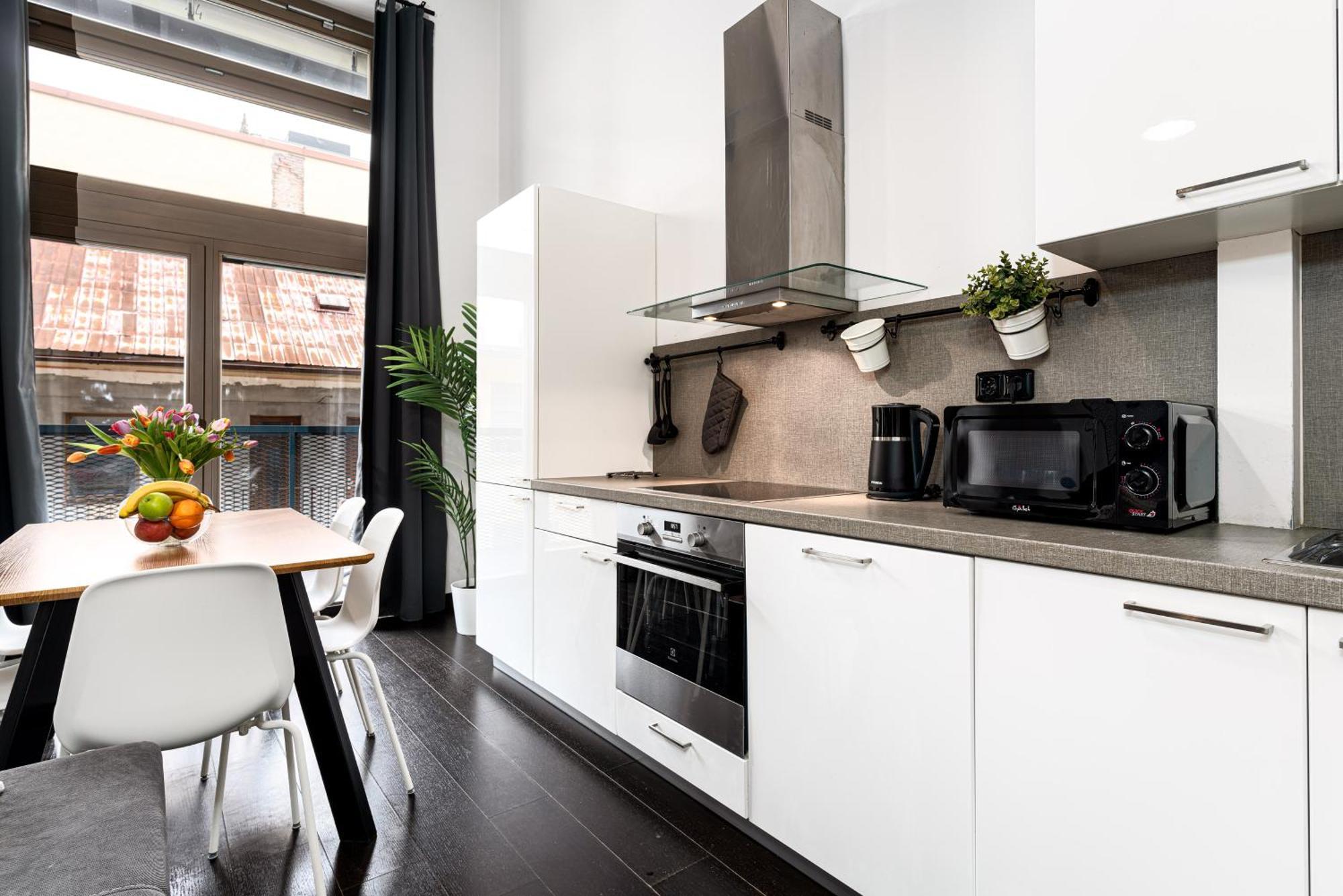 With Large Balcony, Parking Apartamento Praga